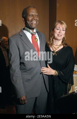 L'attore STATUNITENSE Sidney Poitier pone con sua moglie Joanan Shimkus dopo essere stato insignito del Comandante dell'Ordine delle Arti e delle lettere dal Ministro francese della Cultura Renaud Donnedieu de Vabres durante una cerimonia presso il Majestic Hotel di Cannes, Francia meridionale, il 18 maggio 2006, Alla 59a edizione del Festival Internazionale del Cinema di Cannes. Poitier ha ufficialmente aperto il Festival 17 maggio. Foto di Giancarlo Gorassini/ABACAPRESS.COM Foto Stock