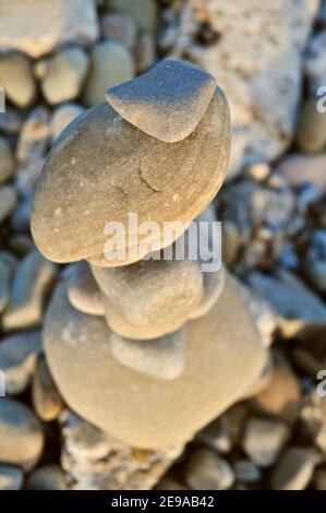 Rocce e pietre lisce e di forma stranamente accatastate alte, equilibrate precariosamente, al tramonto, costa californiana, USA Foto Stock