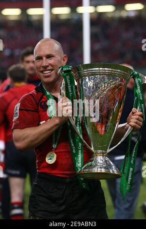 Peter Stringer di Munster celebra la vittoria con la Coppa durante la finale della Heineken Cup, Munster vs Biarritz, al Millennium Stadium di Cardiff, Galles, il 20 maggio 2006. Munster ha vinto il 23-19. Foto di Christian Liegi/ABACAPRESS.COM Foto Stock