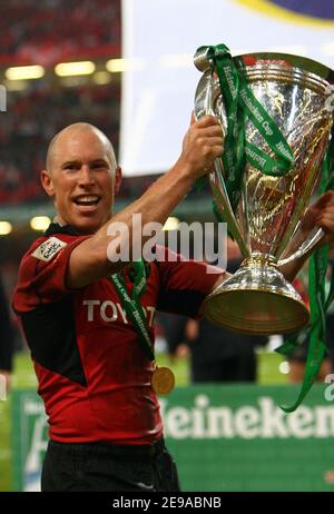 Peter Stringer di Munster celebra la vittoria con la Coppa durante la finale della Heineken Cup, Munster vs Biarritz, al Millennium Stadium di Cardiff, Galles, il 20 maggio 2006. Munster ha vinto il 23-19. Foto di Christian Liegi/ABACAPRESS.COM Foto Stock