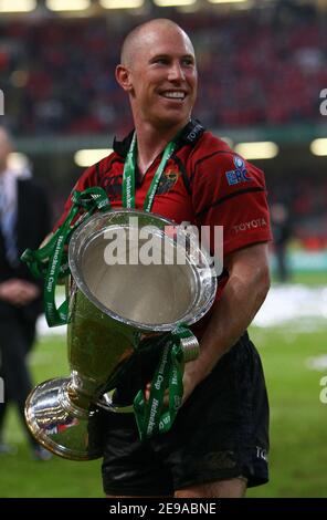 Peter Stringer di Munster celebra la vittoria con la Coppa durante la finale della Heineken Cup, Munster vs Biarritz, al Millennium Stadium di Cardiff, Galles, il 20 maggio 2006. Munster ha vinto il 23-19. Foto di Christian Liegi/ABACAPRESS.COM Foto Stock