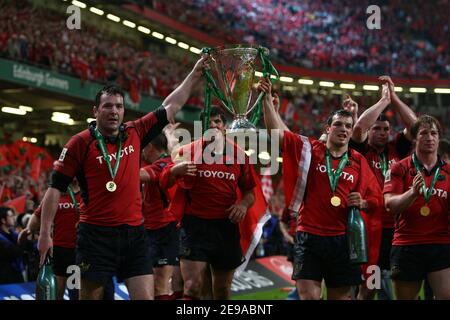 Peter Stringer di Munster celebra la vittoria con la Coppa durante la finale della Heineken Cup, Munster vs Biarritz, al Millennium Stadium di Cardiff, Galles, il 20 maggio 2006. Munster ha vinto il 23-19. Foto di Christian Liegi/ABACAPRESS.COM Foto Stock