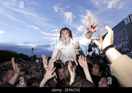 La cantante francese Cali si esibisce dal vivo durante la "Parade Solidarite Sida", a Parigi, in Francia, il 21 maggio 2006. Foto di Nicolas Gouhier/ABACAPRESS.COM Foto Stock