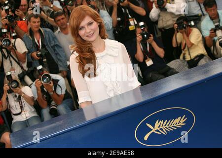 L'attrice STATUNITENSE Kirsten Dunst si pone durante la fotocellula per il film 'Marie-Antoinette' diretto da Sofia Coppola, presentato in concorso al 5nono Festival del Cinema di Cannes, a Cannes, in Francia, il 24 maggio 2006. Foto di Hahn-Nebinger-Orban/ABACAPRESS.COM Foto Stock