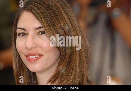 Il regista STATUNITENSE Sofia Coppola posa durante la fotocellula per il film 'Marie-Antoinette' diretto da Sofia Coppola, presentato in concorso al 5nono Festival del Cinema di Cannes, a Cannes, in Francia, il 24 maggio 2006. Foto di Hahn-Nebinger-Orban/ABACAPRESS.COM Foto Stock