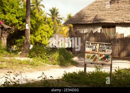 Jambiani, Zanzibar, Tanzania - 01.16.2021: Il cartello porta al mercato della frutta e della verdura nel villaggio africano. Campagna Foto Stock