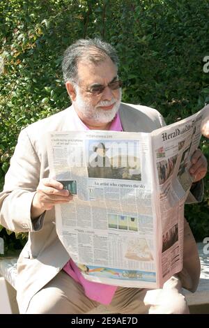 Il regista DEGLI STATI UNITI Francis Ford Coppola ha una pausa durante la fotocellula di 'Maria Antoinette' diretta dalla figlia Sofia durante il 5nono Festival del Cinema di Cannes, a Cannes, in Francia, il 24 maggio 2006. Foto di Gaetan Mabire/ABACAPRESS.COM Foto Stock