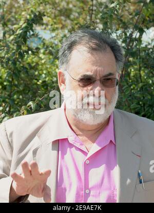 Il regista DEGLI STATI UNITI Francis Ford Coppola ha una pausa durante la fotocellula di 'Maria Antoinette' diretta dalla figlia Sofia durante il 5nono Festival del Cinema di Cannes, a Cannes, in Francia, il 24 maggio 2006. Foto di Gaetan Mabire/ABACAPRESS.COM Foto Stock