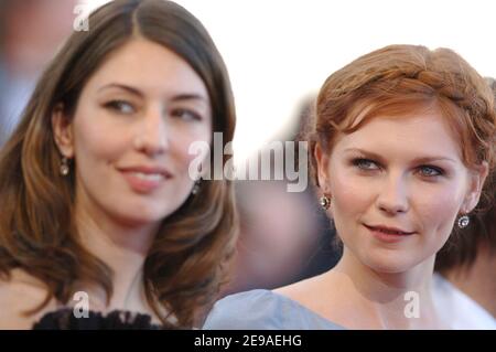 Il regista STATUNITENSE Sofia Coppola e l'attrice statunitense Kirsten Dunst arrivano al Palais des Festivals per assistere alla proiezione del film di Sofia Coppola "Maria Antoinette" durante il 59° Festival del Cinema di Cannes, a Cannes, in Francia, il 24 maggio 2006. Foto di Hahn-Nebinger-Orban/ABACAPRESS.COM Foto Stock