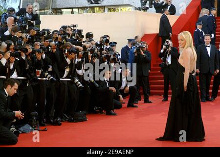 L'attrice STATUNITENSE Sharon Stone arriva al Palais des Festivals per assistere alla proiezione del film di Sofia Coppola 'Maria Antoinette' durante il 5nono Festival del Cinema di Cannes, a Cannes, in Francia, il 24 maggio 2006. Foto di Giancarlo Gorassini/ABACAPRESS.COM Foto Stock
