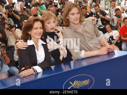 Arielle Dombasle, regista Anne Fontaine e Andy Gillet pongono per i media durante la fotocellula di 'Nouvelle Chance', durante il 5nono Festival del Cinema di Cannes, in Francia, il 25 maggio 2006. Foto di Hahn-Nebinger-Orban/ABACAPRESS.COM Foto Stock