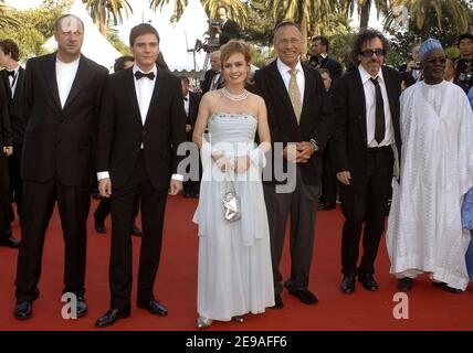 "Il regista britannico Tim Burton (2° R) con i membri della giuria ''Cinefondation and Short Films'' all'arrivo al Palais des Festivals per la proiezione del film di Rachid Bouchareb 'indigenes' durante il 5nono Festival del Cinema di Cannes, a Cannes, in Francia, il 25 maggio 2006. Foto di Giancarlo Gorassini/ABACAPRESS.COM' Foto Stock