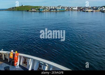 Traghetto che si avvicina a Terranova Foto Stock