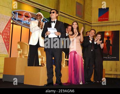 Presidente della giuria, il regista cinese Wong Kar Wai, insieme all'attore statunitense Samuel L Jackson, al regista francese Jamel Debbouze, all'attrice italiana Monica Bellucci, agli attori britannici Tim Roth e Helena Bonham-carter sono stati raffigurati sul palco per la 59a cerimonia di Palme d'Or a Cannes, Francia, il 28 2006 maggio. Foto di Hahn-Nebinger-Orban/ABACAPRESS.COM Foto Stock
