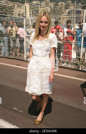 L'attrice STATUNITENSE Kate Bosworth, che gioca a Lois Lane nel prossimo 'Superman Returns', sponsor del team Red Bull Ferrari, si pone nel paddock del Gran Premio di Formula 1 di Monaco 2006 a Monte-Carlo il 28 maggio 2006. Foto di Frederic Nebinger/ABACAPRESS.COM Foto Stock