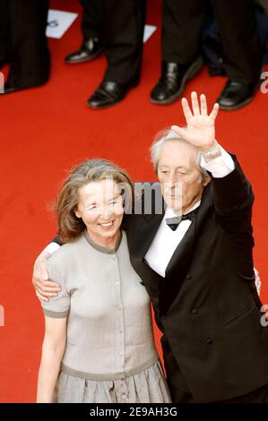 L'attore francese Jean Rochefort arriva con sua moglie al Palais des Festivals per assistere alla proiezione della Transilvania e alla cerimonia di premiazione del 59esimo Festival del Cinema, a Cannes, in Francia, il 28 maggio 2006. Foto di Giancarlo Gorassini/ABACAPRESS.COM CAUSA.COM Foto Stock