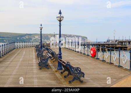 Panchine e lampade sullo storico molo vittoriano a Swanage Bay a Swanage, Isola di Purbeck sulla Jurassic Coast, Dorset, Inghilterra sud-occidentale Foto Stock