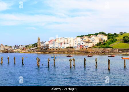 Vista lungo la costa verso Peveril Point sul percorso della costa sud-occidentale da Swanage, Isola di Purbeck sulla Jurassic Coast, Dorset Foto Stock