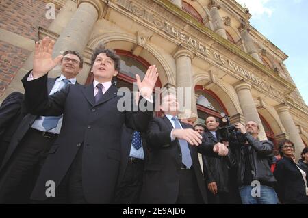 Il ministro dell'economia e della Fnance Thierry Breton e il ministro francese della Sanità Xavier Bertrand durante la conferenza stampa mensile del primo ministro Dominique de Villepin al teatro di Chartres, Francia, il 1° giugno 2006. Foto di Nicolas Gouhier/ABACAPRESS.COM Foto Stock