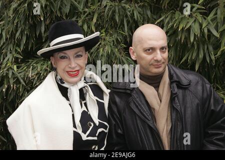 Il presidente della commissione francese Genevieve de Fontenay e suo figlio Xavier de Fontenay si pongono nel quartiere VIP dell'Open di tennis francese all'arena Roland-Garros a Parigi, Francia, il 1° giugno 2006. Foto di Gouhier-Nebinger-Zabulon/ABACAPRESS.COM Foto Stock