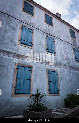 Casa con persiane blu, Veli Iz, Isola di Iz, arcipelago Zara, Dalmazia, Croazia Foto Stock