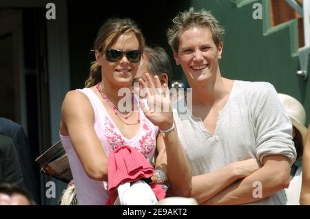 La nuotatrice francese Laure Manaudou con il suo ragazzo Pierre Henri guarda una partita durante il French Tennis Open all'arena Roland-Garros, a Parigi, Francia, il 3 giugno 2006. Foto di Gouhier-Nebinger-Zabulon/Cameleon/ABACAPRESS.COM Foto Stock