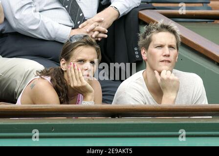 La nuotatrice francese Laure Manaudou con il suo ragazzo Pierre Henri guarda una partita durante il French Tennis Open all'arena Roland-Garros, a Parigi, Francia, il 3 giugno 2006. Foto di Gouhier-Nebinger-Zabulon/Cameleon/ABACAPRESS.COM Foto Stock