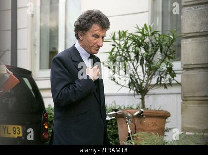 Il membro del partito socialista e l'ex ministro della cultura Jack Lang lasciano un incontro presso la sede sociale di Parigi, Francia, il 6 giugno 2006. Questa riunione è organizzata ogni martedì. Foto di Mousse/ABACAPRESS.COM Foto Stock