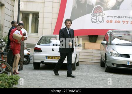 Il membro del partito socialista e l'ex ministro della cultura Jack Lang lasciano un incontro presso la sede sociale di Parigi, Francia, il 6 giugno 2006. Questa riunione è organizzata ogni martedì. Foto di Mousse/ABACAPRESS.COM Foto Stock