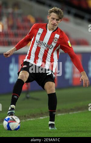 Londra, Regno Unito. 3 Feb 2021. Londra, Regno Unito. 03 Feb 2021. Mads Roerslev di Brentford in azione durante il gioco. EFL Skybet Championship, Brentford contro Bristol City al Brentford Community Stadium di Brentford a Londra mercoledì 3 febbraio 2021. Questa immagine può essere utilizzata solo per scopi editoriali. Solo per uso editoriale, è richiesta una licenza per uso commerciale. Nessun utilizzo nelle scommesse, nei giochi o nelle pubblicazioni di un singolo club/campionato/giocatore. pic by Steffan Bowen/Andrew Orchard sports photography/Alamy Live news Credit: Andrew Orchard sports photography/Alamy Live News Foto Stock