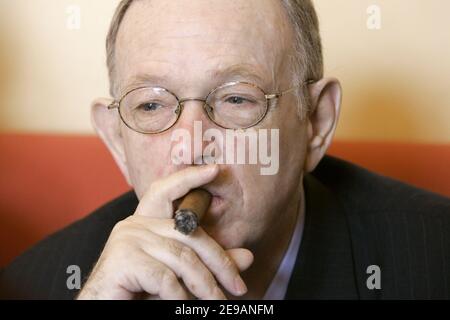 L'avvocato francese Olivier Metzner durante una conferenza stampa tenutasi alla Buvette du Palais all'interno del tribunale di Parigi, Francia, l'8 giugno 2006. Quattrocento magistrati, giudici e avvocati denunciano la destabilizzazione professionale contro Renaud Van Ruymbecke durante l'Istruzione del caso delle fregate di Taiwan, uno dei più grandi scandali politici e finanziari di questi ultimi anni. Foto di Mousse/ABACAPRESS.COM Foto Stock