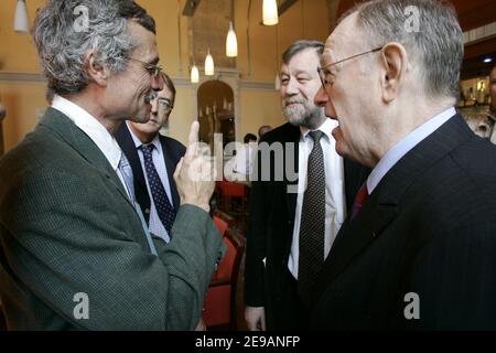 (L-R) il giudice francese Renaud Van Ruymbeke, il giudice di Parigi Jean-Louis Piries, il magistrato antiterrorismo Gilbert Thiel e l'avvocato Olivier Metzner durante una conferenza stampa tenutasi l'8 giugno 2006 presso la "Buvette du Palais" all'interno del tribunale di Parigi, Francia. Quattrocento magistrati, giudici e avvocati denunciano la destabilizzazione professionale contro Renaud Van Ruymbecke durante l'Istruzione del caso delle fregate di Taiwan, uno dei più grandi scandali politici e finanziari di questi ultimi anni. Foto di Mousse/ABACAPRESS.COM Foto Stock