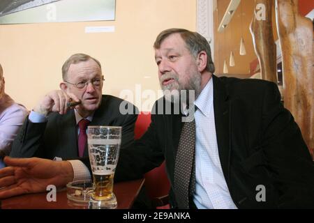 L'avvocato francese Olivier Metzner e il magistrato antiterrorismo Gilbert Theil durante una conferenza stampa tenutasi presso la "Buvette du Palais" all'interno del tribunale di Parigi, Francia, l'8 giugno 2006. Quattrocento magistrati, giudici e avvocati denunciano la destabilizzazione professionale contro Renaud Van Ruymbecke durante l'Istruzione del caso delle fregate di Taiwan, uno dei più grandi scandali politici e finanziari di questi ultimi anni. Foto di Mousse/ABACAPRESS.COM Foto Stock