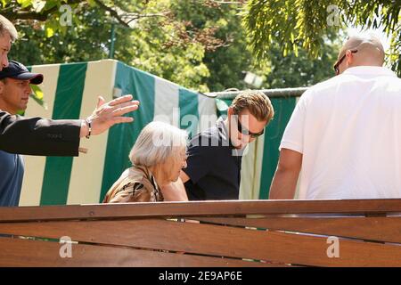 L'attore AMERICANO Leonardo DiCaprio ha ritratto quando arriva con la nonna nel 'VIP Village' durante il torneo di tennis francese aperto che si è tenuto allo stadio Roland Garros a Parigi, in Francia, il 9 giugno 2006. Foto di Gorassini-Nebinger-Zabulon/ABACAPRESS.COM Foto Stock