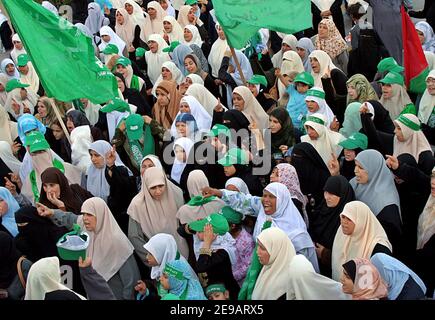 Le donne palestinesi che sostengono Hamas e la jihad islamica si riuniscono sabato 10 giugno 2006 durante un raduno contro la richiesta di un referendum del presidente palestinese Mahmoud Abbas, al di fuori del Consiglio legislativo di Gaza, Palestina. Abbas ha dichiarato che avrebbe indetto un referendum il 26 luglio sulla creazione di uno Stato palestinese accanto ad Israele, che Hamas si oppone fortemente. Foto di Mohamed atta/ABACAPRESS.COM Foto Stock