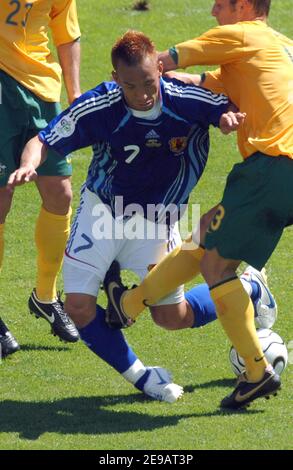 Giappone Hidetoshi Nakata e Australia vince Grella battaglia per la palla durante la Coppa del mondo 2006, Gruppo F, Australia vs Giappone, a Kaiserslautern, Germania il 12 giugno 2006. L'Australia ha vinto 3-1. Foto di Gouhier-Hahn-Orban/Cameleon/ABACAPRESS.COM Foto Stock