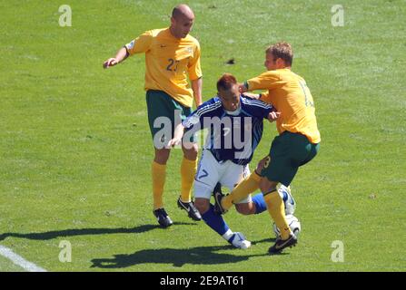 Giappone Hidetoshi Nakata e Australia's vince Grella battaglia per la palla durante la Coppa del mondo 2006, Gruppo F, Australia vs Giappone, a Kaiserslautern, Germania il 12 giugno 2006. L'Australia ha vinto 3-1. Foto di Gouhier-Hahn-Orban/Cameleon/ABACAPRESS.COM Foto Stock