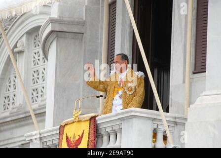 Re tailandese Bhumibol Adulyadej (L) insieme con la regina Sirikit onda al loro popolo dal balcone del Palazzo Dusit a Bangkok, 09 giugno 2006. Il re tailandese Bhumibol Adulyadej ha invocato l'unità tra il suo popolo dopo mesi di disordini politici, in un discorso per celebrare il suo 60° anniversario sul trono. Mezzo milione di thailandesi che indossavano il giallo per onorare il re sciamò nel centro di Bangkok sperando di cogliere un raro scorcio del monarca nel sessantesimo anniversario del suo governo. Foto di Patrick Durand/ABACAPRESS.COM Foto Stock