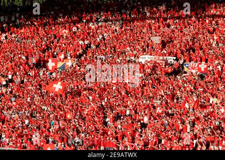 I tifosi svizzeri durante la Coppa del mondo 2006, Gruppo G, Francia contro Svizzera a Stoccarda, Germania il 13 giugno 2006. La partita si è conclusa con il pareggio del 0-0. Foto di Gouhier-Hahn-Orban/Cameleon/ABACAPRESS.COM Foto Stock