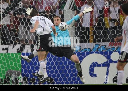 Il tedesco Miroslav Klose e il portiere polacco Artur Boruc durante la Coppa del mondo 2006, Germania contro Polonia allo stadio Signal Iduna Park di Dortmund, Germania, il 14, 2006. La Germania ha vinto 1-0. Foto di Gouhier-Hahn-Orban/Cameleon/ABACAPRESS.COM Foto Stock