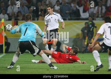 Il tedesco Miroslav Klose e il portiere polacco Artur Boruc durante la Coppa del mondo 2006, Germania contro Polonia allo stadio Signal Iduna Park di Dortmund, Germania, il 14, 2006. La Germania ha vinto 1-0. Foto di Gouhier-Hahn-Orban/Cameleon/ABACAPRESS.COM Foto Stock