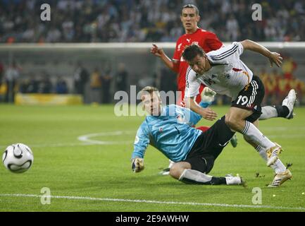 Bernd Schneider e il portiere polacco Atur Boruc durante la Coppa del mondo 2006, Germania contro Polonia allo stadio Signal Iduna Park di Dortmund, Germania, il 14, 2006. La Germania ha vinto 1-0. Foto di Christian Liegi/ABACAPRESS.COM Foto Stock