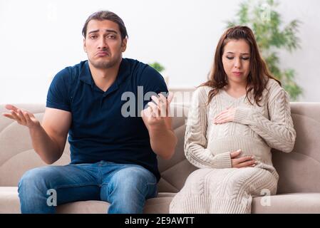 Uomo e donna incinta nel concetto di antifumo Foto Stock