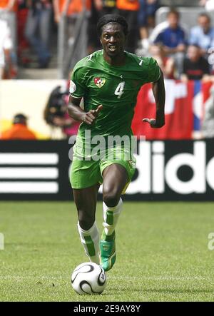 Togo'sEmmanuel Adebayor durante la Coppa del mondo 2006, Gruppo G, Togo contro Svizzera al Signal Iduna Park Stadium di Dortmund, Germania, il 19 giugno 2006. La Svizzera ha vinto 2-0. Foto di Christian Liegi/ABACAPRESS.COM Foto Stock