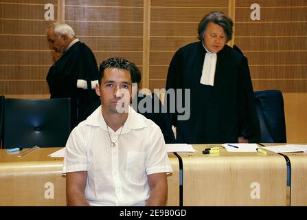 L'ex pilota professionista Laurent Roux e il suo avvocato Gilbert Collard alla corte di Bordeaux, in Francia, il 22 giugno 2006 per aver fornito in Francia ai ciclisti professionisti e dilettanti un cocktail di anfetamine, cocaina ed eroina, chiamato 'le Pot Belge'. L'accusa sostiene che Laurent Roux, e suo fratello Fabien, offrirono 2,000 dosi del cocktail ai ciclisti dal 2002 al 05. Foto di Patrick Bernard/ABACAPRESS.COM Foto Stock