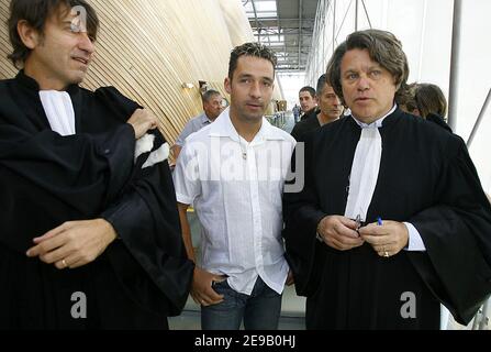 L'ex pilota professionista Laurent Roux e i suoi avvocati Gilbert Collard e Alexandre Novion arrivano in tribunale a Bordeaux, in Francia, il 22 giugno 2006 per aver fornito in Francia ai ciclisti professionisti e dilettanti un cocktail di anfetamine, cocaina ed eroina, chiamato 'le Pot Belge'. L'accusa sostiene che Laurent Roux, e suo fratello Fabien, offrirono 2,000 dosi del cocktail ai ciclisti dal 2002 al 05. Foto di Patrick Bernard/ABACAPRESS.COM Foto Stock