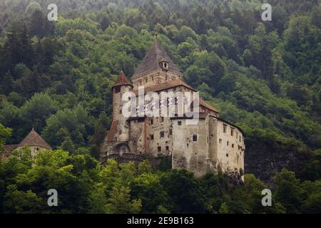 Vista mozzafiato del castello di Trostburg su una collina verde a Ponte Gardena, Italia Foto Stock