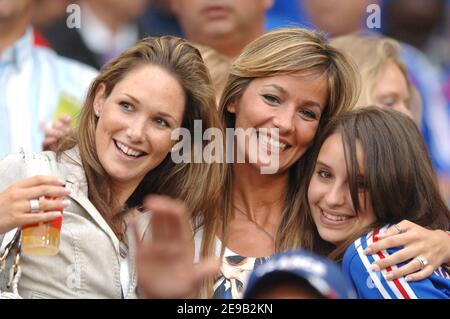 La moglie inglese di Thierry Henry Nicole Merry (R) e la moglie di David Trezeguet, Beatrice durante la Coppa del mondo 2006, secondo turno, Francia contro Spagna allo stadio AWD-Arena di Hannover, Germania, il 27 giugno 2006. La Francia ha vinto 3-1. Foto di Gouhier-Hahn-Orban/Cameleon/ABACAPRESS.COM Foto Stock