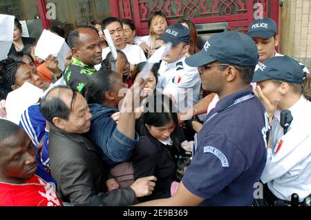 Centinaia di residenti illegali in Francia (soprattutto asiatici e africani) si sono accodati presso il centro di polizia degli stranieri, Rue Truffaut, a Parigi, Francia, il 28 giugno 2006, per chiedere la regolarizzazione dopo il ministro degli interni francese Nicolas Sarkozy, Ha annunciato che la Francia concederà permessi di soggiorno ad alcuni migranti illegali i cui figli frequentano la scuola. Foto di Alain Apaydin/ABACAPRESS.COM Foto Stock