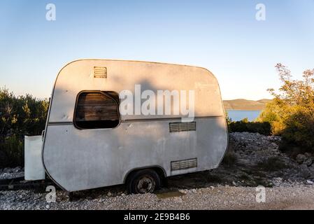 Casa carovana abbandonata, isola di Iz, arcipelago di Zara, Dalmazia, Croazia Foto Stock